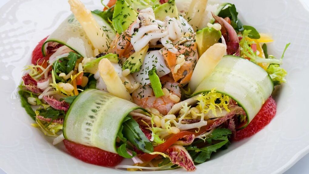 During the alternative phase of the Dukan diet, it is recommended to eat a seafood salad. 